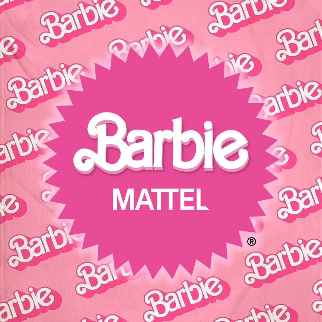 Bildkollage. Rosa bakgrund där Barbie loggan upprepas. I mitten är Mattels logga, en cirkel med flera spetsiga kanter. Loggan är mörkrosa med Barbieloggan i mitten i vit text.